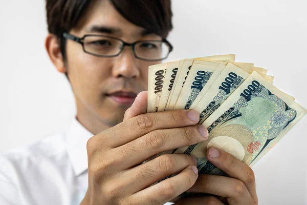 Молодой Японский Бизнесмен Считает Деньги Держать Пачку Японских Иен Банкнотах — стоковое фото