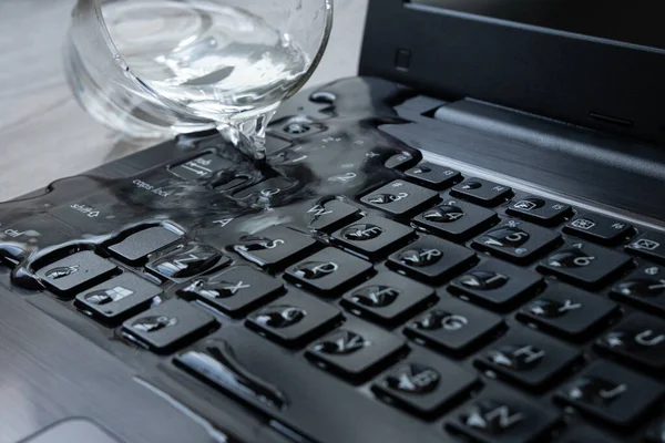 Laptopun üzerine kazara su dökülmüş. Klavye sıvıyla dolu ve bilgisayar mahvoldu.. 