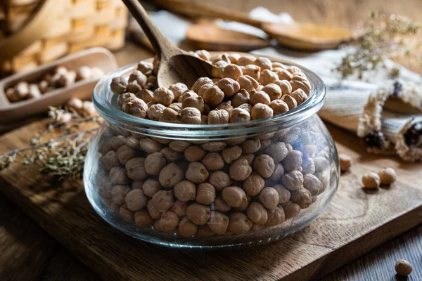 放在桌上的罐子里的未煮熟的水豆干了 富含矿物质 钾等矿物质的素食 纤维的健康来源 — 图库照片