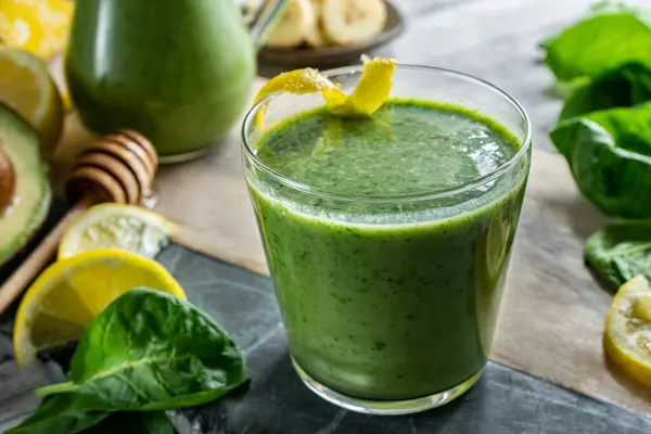 Zöld Turmix Spenótból Avokádóból Banánból Citromból Egészséges Vegetáriánus Ital — Stock Fotó