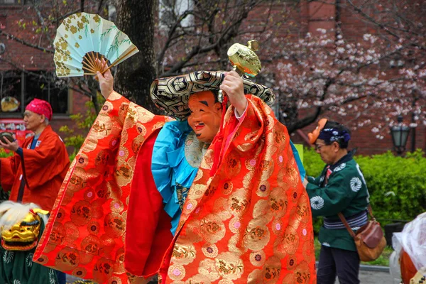 日本东京 2020年6月左右 日本街头节庆 一个戴面具的男人跳舞 — 图库照片