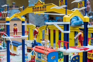 Sirk karakter bir sergide çocuklar için playmobil akrobasi yapmak