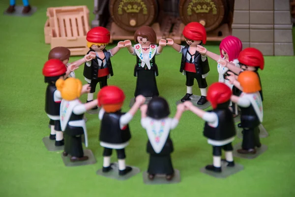Grup sardanas, tipik Katalan halk dansları dans çocuk için birçok playmobil oyuncakları