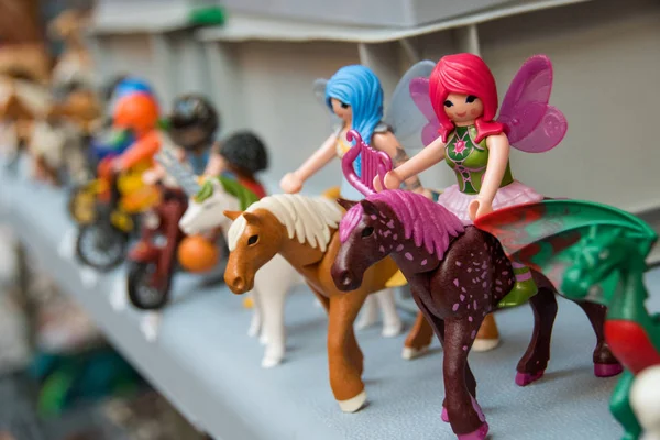 At playmobil oyuncakları bir sergide çocuklar için üzerinde iki periler