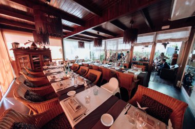 Salou, İspanya - Haziran 2018: Retro boş vintage tarzı ahşap sandalye ve düğünler için