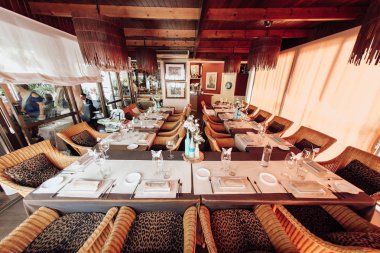 Salou, İspanya - Haziran 2018: Retro boş vintage tarzı ahşap sandalye ve düğünler için