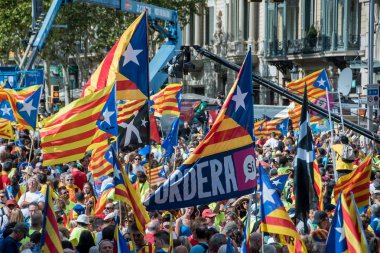 Bağımsızlık yanlısı Katalan bayrakları sallayan insanlar, 11 Eylül 2017 'de Barselona' da düzenlenen 'Katalonya Ulusal Günü' nde, bağımsızlık yanlısı Katalan bayraklarını 'sallıyorlar..
