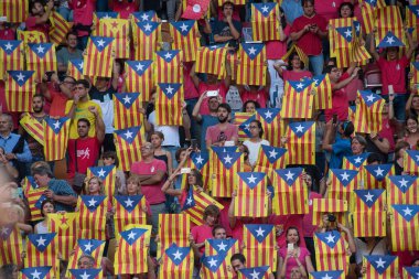 Bağımsızlık yanlısı Katalan bayrakları sallayan insanlar, 11 Eylül 2017 'de Barselona' da düzenlenen 'Katalonya Ulusal Günü' nde, bağımsızlık yanlısı Katalan bayraklarını 'sallıyorlar..