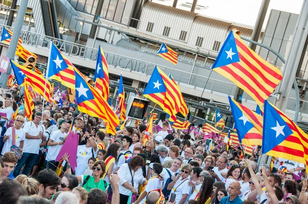 Die Menschen Schwenken Esteladas Katalanische Fahnen Für Die Unabhängigkeit Während — Stockfoto