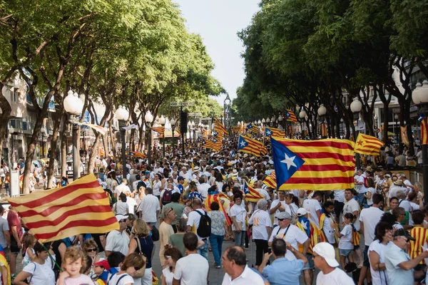 Les Gens Agitent Des Esteladas Drapeaux Catalans Pro Indépendance Alors Image En Vente