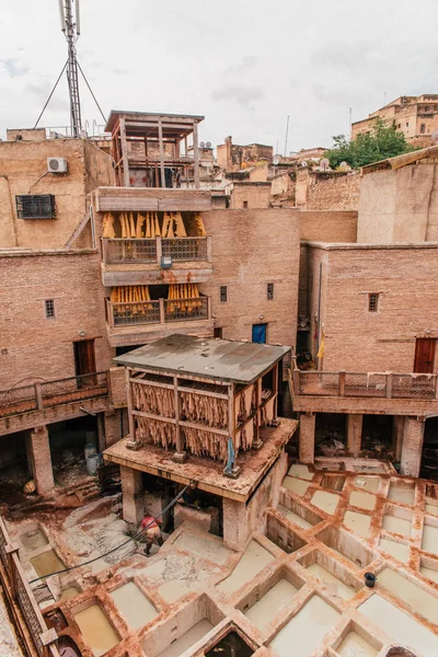 Fes'te eski medine'nin iç lerine bak, 2019 Nisan ayında Fas'ın Fes kentinde deri yapma yöntemleriyle çalışan işçilerle geleneksel ve eski bir tabakhane. 