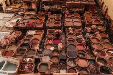 Fes'te eski medine'nin iç lerine bak, 2019 Nisan ayında Fas'ın Fes kentinde deri yapma yöntemleriyle çalışan işçilerle geleneksel ve eski bir tabakhane. 