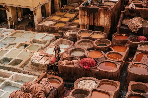 Fes'te eski medine'nin iç lerine bak, 2019 Nisan ayında Fas'ın Fes kentinde deri yapma yöntemleriyle çalışan işçilerle geleneksel ve eski bir tabakhane. 