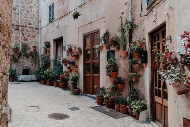 Serra de Tramuntana dağlarındaki Mayorka 'nın eski bir köyü olan Valldemossa' nın ortaçağ sokaklarının manzarası. Mayorka, İspanya, Akdeniz adası