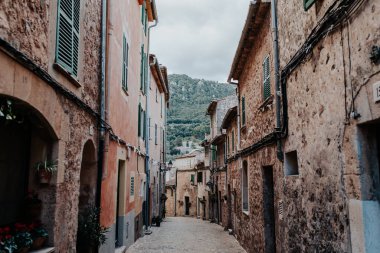 Serra de Tramuntana dağlarındaki Mayorka 'nın eski bir köyü olan Valldemossa' nın ortaçağ sokaklarının manzarası. Mayorka, İspanya, Akdeniz adası