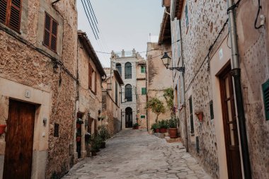Serra de Tramuntana dağlarındaki Mayorka 'nın eski bir köyü olan Valldemossa' nın ortaçağ sokaklarının manzarası. Mayorka, İspanya, Akdeniz adası