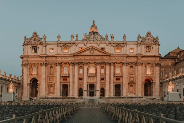 Vatikan 'la birlikte İtalya' da Aziz Peter Bazilikası 'nın tarihi cephesi. Vatikan 'daki ünlü Aziz Peter Meydanı, 1506 yapımı..