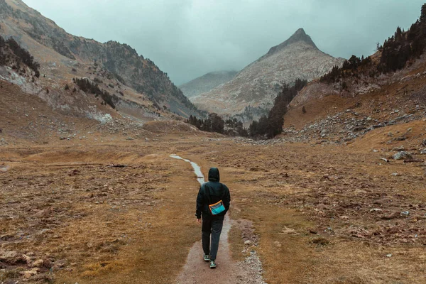 Benasque Vadisi 'nin doğasında yürüyen yalnız bir adam, o sıradağların en yüksek tepeleriyle çevrili, Pireneler' in kalbinde, Aragn, İspanya