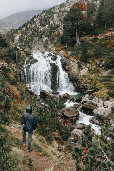 Homme Seul Observant Une Cascade Dans Nature Vallée Benasque Entouré — Photo