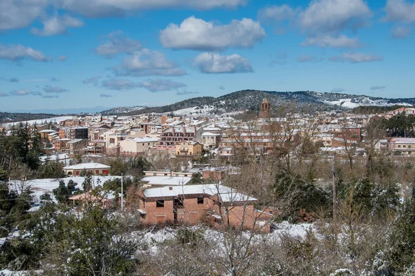 サンタ マリア教会と雪に満ちた中世の町の郵便はがき — ストック写真