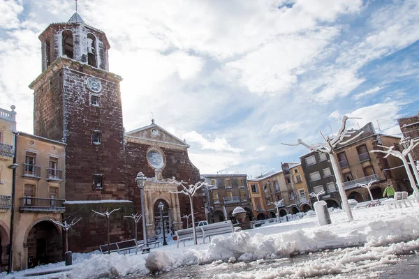 Karla dolu ortaçağ kasabası Prades 'in kartpostalında Santa Maria Kilisesi vardı.