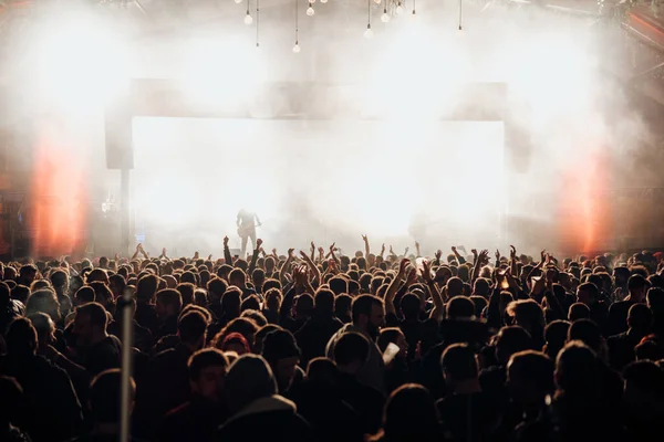 Foule Personnes Dansant Lors Spectacle Musique Nocturne Barcelone — Photo