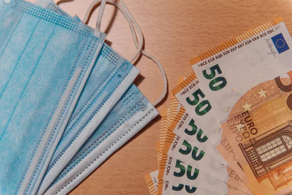 Yüz maskeleri, Avrupa 'daki ve dünyadaki yeni para birimi. Corona Cov19 krizi en çok aranan takımı ağız maskesi yapıyor. Fiyatlar yükselir. Erkek el maskesi Avrupa Euro 'suyla satın alıyor. 50 Avro