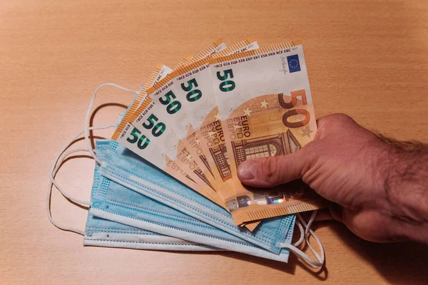 Yüz maskeleri, Avrupa 'daki ve dünyadaki yeni para birimi. Corona Cov19 krizi en çok aranan takımı ağız maskesi yapıyor. Fiyatlar yükselir. Erkek el maskesi Avrupa Euro 'suyla satın alıyor. 50 Avro