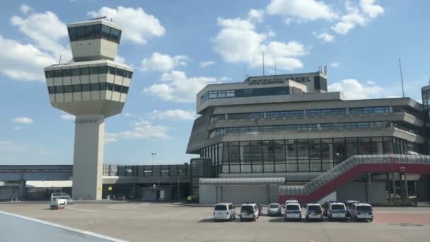 ベルリン ベルリン ドイツ 2018 ベルリンのテーゲル空港から 飛ぶ飛行機 他の航空機とターミナル渡し — ストック動画
