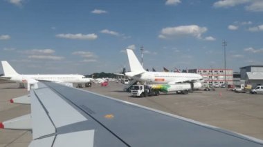Berlin, Berlin / Almanya - 22 Mayıs 2018: airport Tegel de Berlin anında başlangıç uçak. Diğer uçak ve terminaller geçirerek.