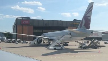 Berlin, Berlin / Almanya - 22 Mayıs 2018: airport Tegel de Berlin anında başlangıç uçak. Diğer uçak ve terminaller geçirerek.