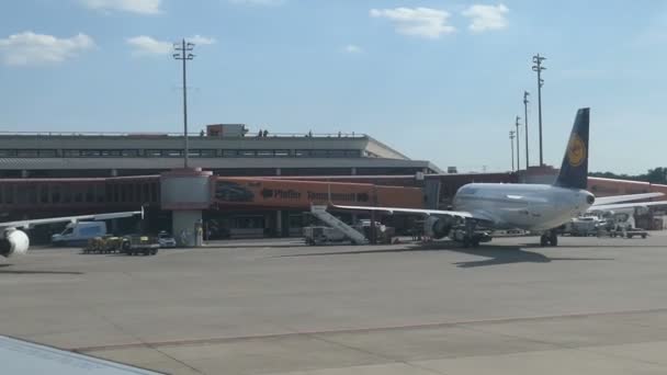 Βερολίνο Βερολίνο Γερμανία Μαΐου 2018 Αεροπλάνο Ξεκινώντας Μύγα Στο Αεροδρόμιο — Αρχείο Βίντεο