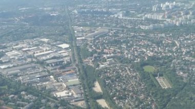 Berlin cityscape tüm Parklar ve evler ile bir uçak uçan. Almanya.