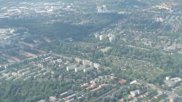 Berlin Cityscape Tüm Parklar Evler Ile Bir Uçak Uçan Almanya — Stok video