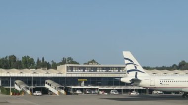 Corfu şehir, Corfu / Yunanistan 22 Mayıs 2018: Corfu Havaalanı şehir Yunanistan üzerinde açılış. kule ve terminal geçirerek.