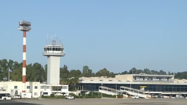 科孚市 2018年5月22日 在希腊科孚市机场着陆 通过塔和终端 — 图库视频影像