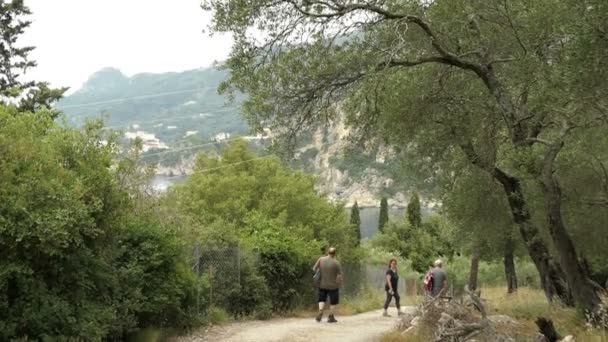 Liapades Corfù Grecia Maggio 2018 Persone Che Camminano Attraverso Piantagione — Video Stock