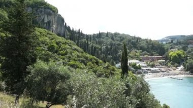 Vier Liapades Cennet plaj ile köyün parçası üzerinde. Dağlar her yerde. (Corfu, Yunanistan)