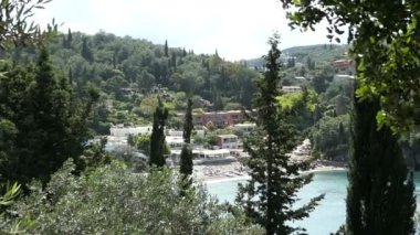 Vier Liapades Cennet plaj ile köyün parçası üzerinde. Dağlar her yerde. (Corfu, Yunanistan)