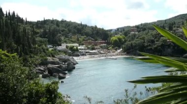 Vier Liapades Cennet plaj ile köyün parçası üzerinde. Dağlar her yerde. (Corfu, Yunanistan)