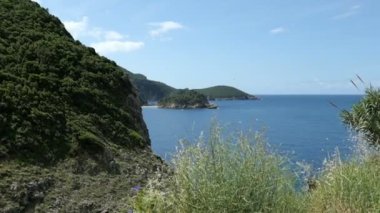 Havadan görünümü Paleokastritsa Bay Korfu Adası (Yunanistan). Orman sahil çevresinde. Temiz su.