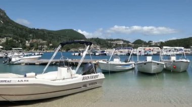 Paleokastrisa, Corfu / Yunanistan 24 Mayıs 2018: Paleokastritsa harbor bir teknesi ile sürüş. diğer tekneler geçirerek. Corfu (Yunanistan)