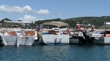 Paleokastrisa, Corfu / Yunanistan 24 Mayıs 2018: Paleokastritsa harbor bir teknesi ile sürüş. diğer tekneler geçirerek. Corfu (Yunanistan)