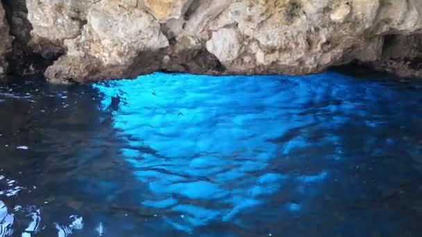 コルフ島 ギリシャ で青い目の洞窟 パレオカストリッツアで青い目洞窟でボートとされています 水の洞窟の光青い反射は典型的です — ストック動画