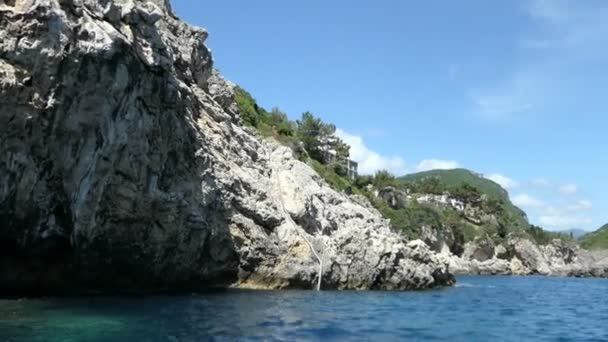 驾驶与船从 Paleokastritsa Liapades 海滩在科孚岛 Sediiment 粉笔岩石在水中 悬崖海岸与森林 — 图库视频影像