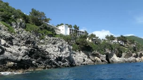 Liapades コルフ ギリシャ 2018 パレオカストリッツア コルフ島 ギリシャ Liapades ボートでホテルの岩の上に建物を渡し 水に向かって続く階段 — ストック動画