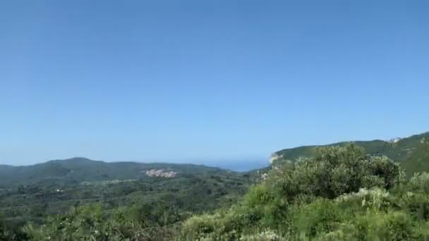 コルフ島 ギリシャ で聖パントクラトール山 Troumpettas 峠道に沿って運転 Liapades とパラダイス ビーチ周辺を表示します — ストック動画
