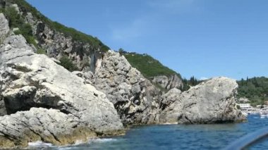 Liapades, Corfu / Yunanistan 24 Mayıs 2018: Paleokastritsa tekne gezisinden Liapades beach Korfu Adası (Yunanistan), doğru. tortu tebeşir kayalar su tarafından geçen. Cliff Sahil Orman ile.