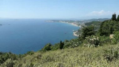 Korfu Adası (Yunanistan) Arillas doğru Afionas köyünden sahil şeridi üzerinde havadan görünümü