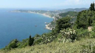 Korfu Adası (Yunanistan) Arillas doğru Afionas köyünden sahil şeridi üzerinde havadan görünümü
